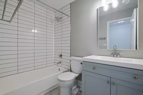 Bath - 1299 W New Britton Dr, Hoffman Estates, IL 60192 photo 2 of 3