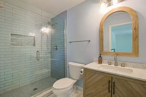 Bath - 1299 W New Britton Dr, Hoffman Estates, IL 60192 photo 3 of 3