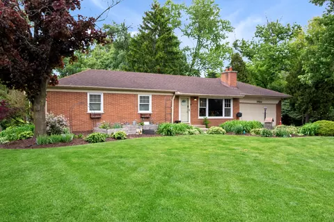 17 W W214 W Hillside Ln, Willowbrook, IL 60527