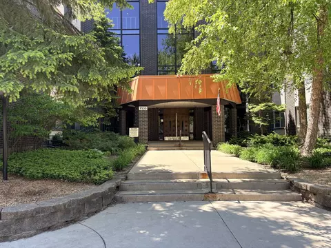 9530 Lamon Ave #115, Skokie, IL 60077