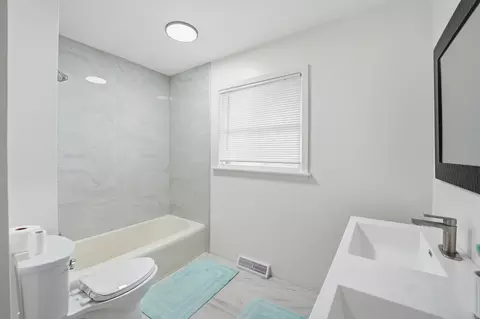 Bath - 2401 Rohlwing Rd, Rolling Meadows, IL 60008 photo 2 of 7