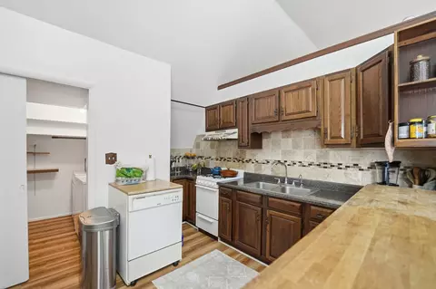 Kitchen - 2401 Rohlwing Rd, Rolling Meadows, IL 60008 photo 4 of 4