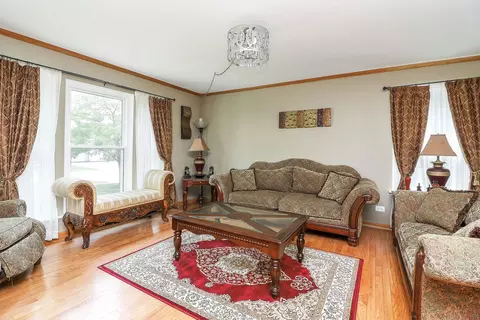 Living - 1362 Nightingale Ln, Bartlett, IL 60103 photo 1 of 4