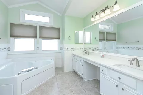 Bath - 1362 Nightingale Ln, Bartlett, IL 60103 photo 2 of 4