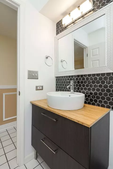 Bath - 1362 Nightingale Ln, Bartlett, IL 60103 photo 1 of 4