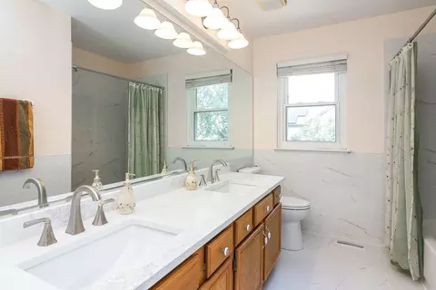 Bath - 1362 Nightingale Ln, Bartlett, IL 60103 photo 3 of 4