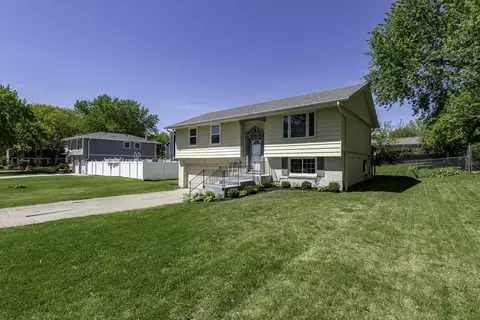 2308 Carriage Ln, Lindenhurst, IL 60046