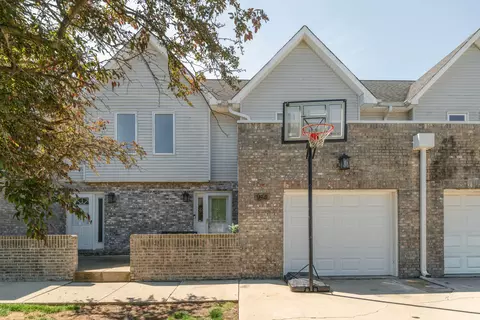 9421 Lindsay St, Orland Hills, IL 60487