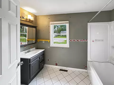 Bath - 700 E Canal Ave, Ottawa, IL 61350 photo 3 of 3