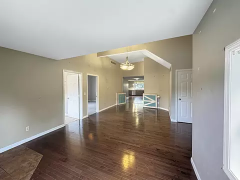 Living - 700 E Canal Ave, Ottawa, IL 61350 photo 3 of 3