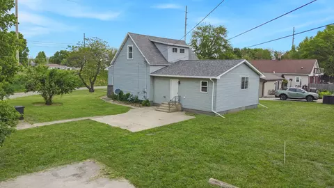 Exterior - 700 E Canal Ave, Ottawa, IL 61350 photo 2 of 3