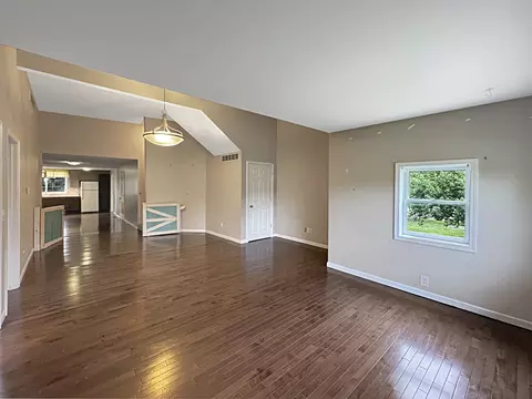 Living - 700 E Canal Ave, Ottawa, IL 61350 photo 1 of 3