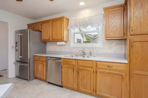 Kitchen - 5 Downing Cir, Bloomington, IL 61704 photo 2 of 4