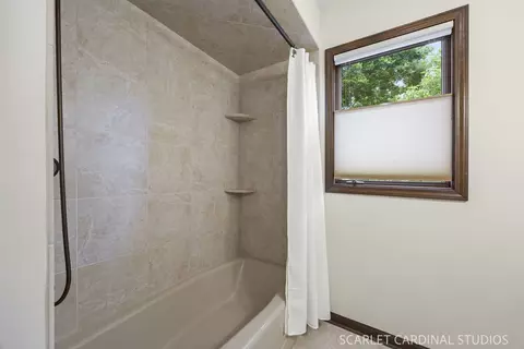 Bath - 809 Glenmore Ct, Naperville, IL 60540 photo 6 of 8