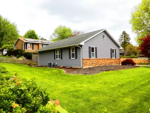 Exterior - 62 Alice St, Algonquin, IL 60102 photo 3 of 5