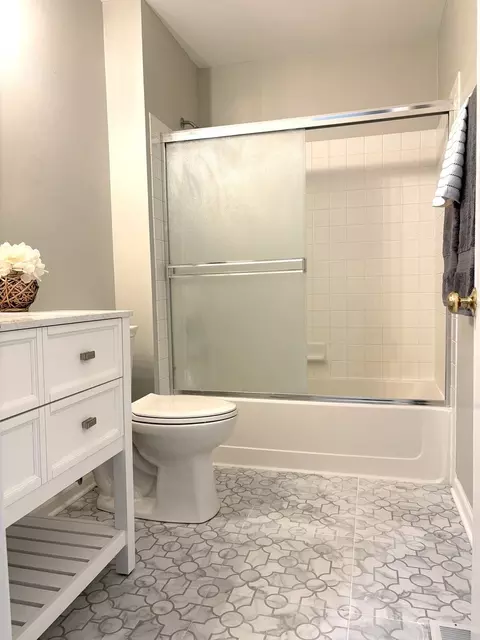 Bath - 2912 Falling Waters Ln, Lindenhurst, IL 60046 photo 5 of 5