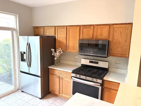 Kitchen - 2912 Falling Waters Ln, Lindenhurst, IL 60046 photo 1 of 4