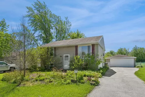 216 E Rose St, Glenwood, IL 60425