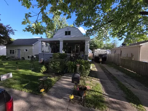 904 E Macon St, Clinton, IL 61727