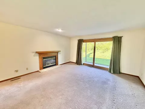 Living - 4155 Split Leaf Dr, Loves Park, IL 61111 photo 2 of 4
