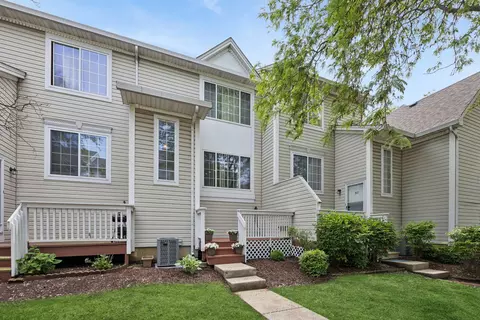 313 Candlelight Ct, Bolingbrook, IL 60440