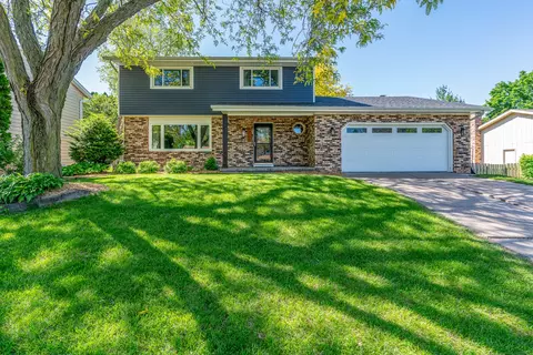 1705 Prairie Vista Cir, Bettendorf, IA 52722
