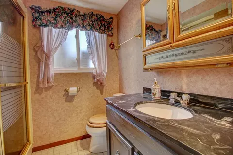 Bath - 2266 Durham Dr, Wheaton, IL 60189 photo 2 of 2