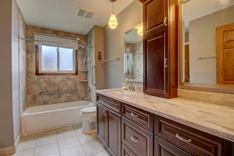 Bath - 2266 Durham Dr, Wheaton, IL 60189 photo 1 of 2