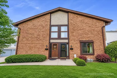 8325 Portsmouth Dr #A, Darien, IL 60561