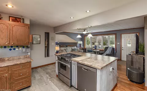 Kitchen - 5400 W 83rd Pl, Burbank, IL 60459 photo 4 of 4