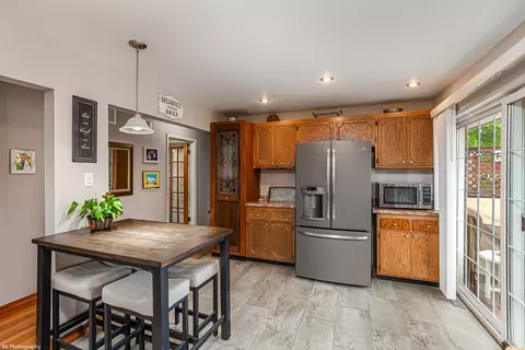 Kitchen - 5400 W 83rd Pl, Burbank, IL 60459 photo 2 of 4