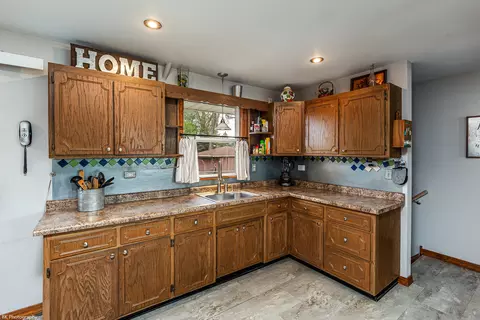 Kitchen - 5400 W 83rd Pl, Burbank, IL 60459 photo 3 of 4