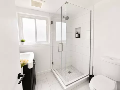 Bath - 625 Devonshire Dr, Des Plaines, IL 60018 photo 2 of 2