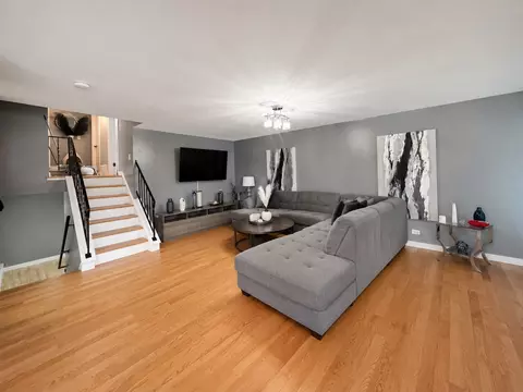 Living - 625 Devonshire Dr, Des Plaines, IL 60018 photo 1 of 2