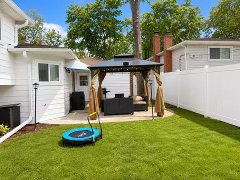 Exterior - 625 Devonshire Dr, Des Plaines, IL 60018 photo 5 of 5