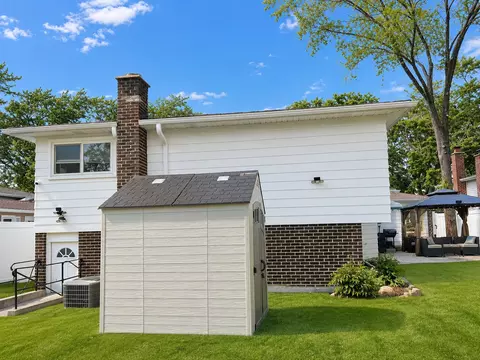 Exterior - 625 Devonshire Dr, Des Plaines, IL 60018 photo 4 of 5