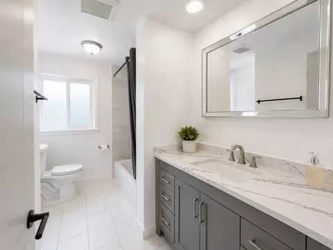 Bath - 625 Devonshire Dr, Des Plaines, IL 60018 photo 1 of 2