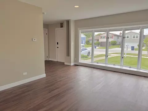 Living - 703 Westmere Rd, Des Plaines, IL 60016 photo 4 of 6