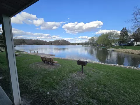 213 Maple Ln, Dixon, IL 61021