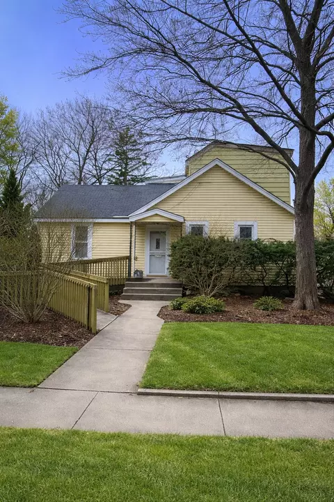 818 Bach St, Northbrook, IL 60062