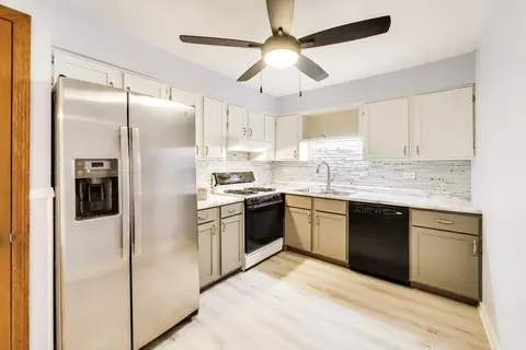 Kitchen - 1425 Sandpebble Dr #104, Wheeling, IL 60090 photo 1 of 2