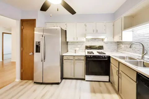 Kitchen - 1425 Sandpebble Dr #104, Wheeling, IL 60090 photo 2 of 2