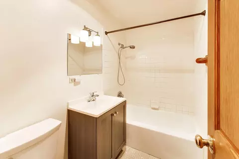 Bath - 1425 Sandpebble Dr #104, Wheeling, IL 60090 photo 2 of 2