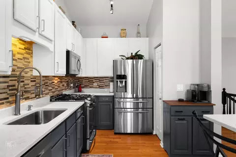 Kitchen - 1948 Sundrop Ct, Bartlett, IL 60103 photo 4 of 5
