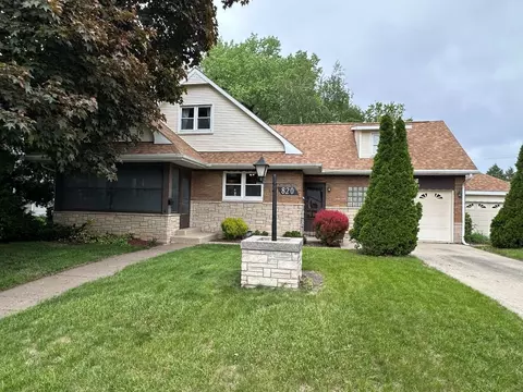 820 11th St, Dewitt, IA 52742