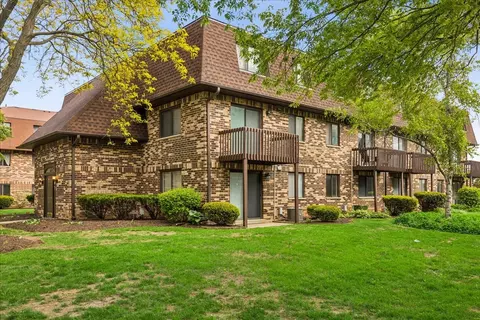 197 Uteg St #207A, Crystal Lake, IL 60014