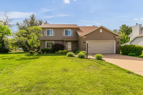 4608 Willow Wood Ct, Davenport, IA 52807