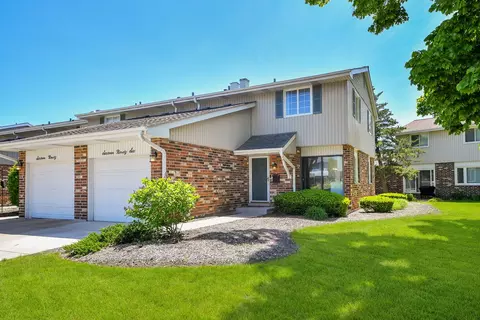 1696 Darwin Ct, Wheaton, IL 60189