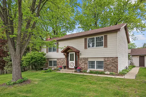 26 Miller Rd, Lake In The Hills, IL 60156