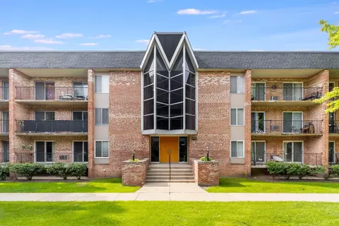 1001 N Mill St #103, Naperville, IL 60563